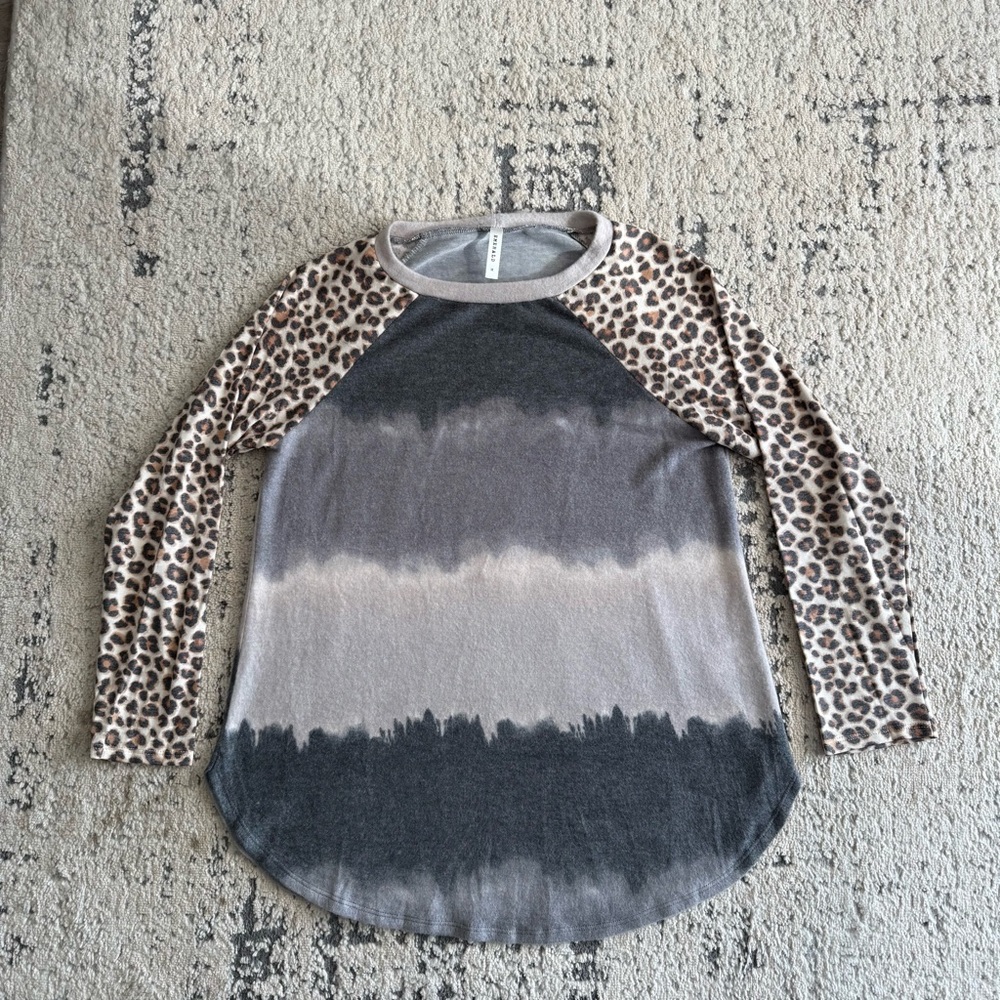 NWOT-Emerald Brand Leopard Sleeve Gray Ombre Raglan Top - Women Sz M - Picture 4 of 10
